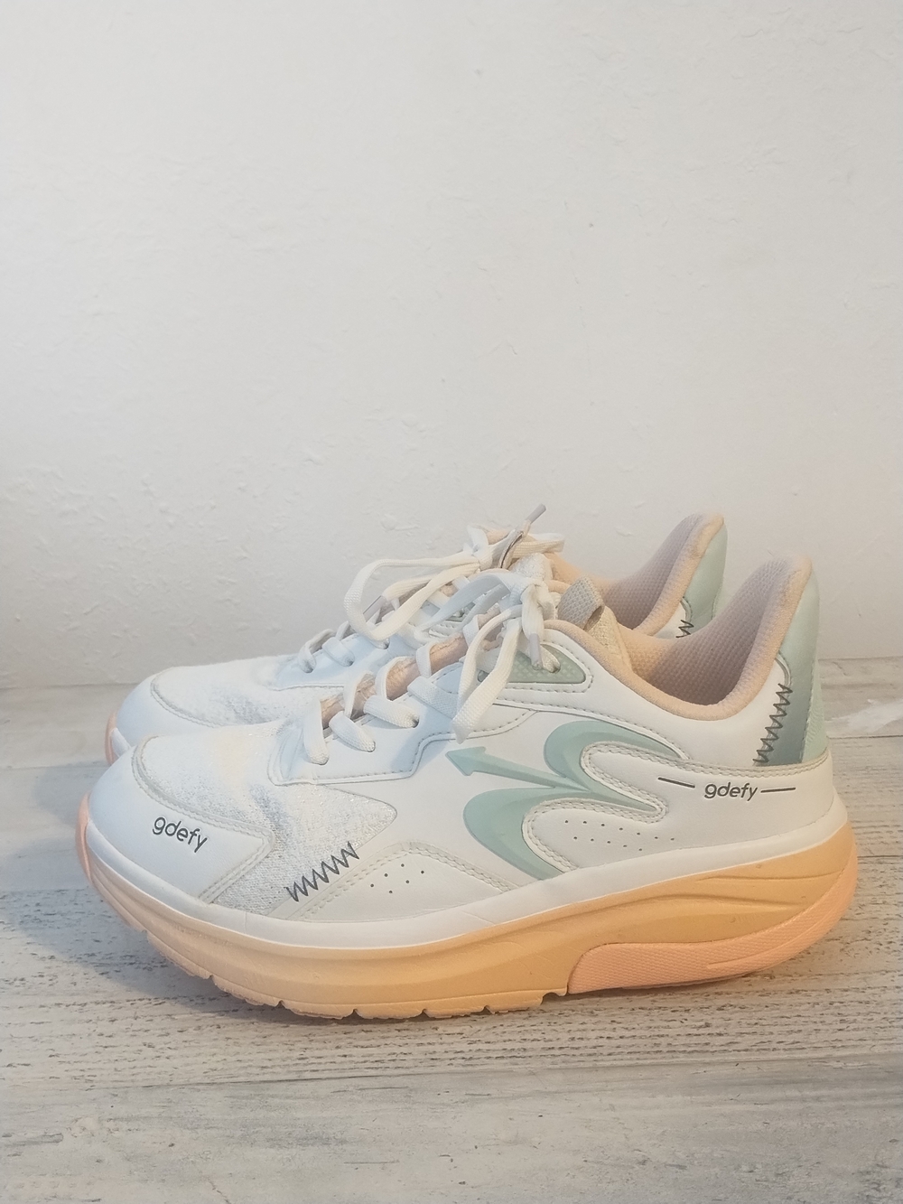 Women's peachwhite Energiyab size 8  good condition comfort